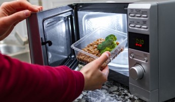 O micro-ondas afeta a qualidade da comida?